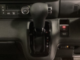 CVT車のセレクトレバーです。低速から高速まで、変速ショックのないスムーズな走りと、エンジン効率のよい領域を維持して燃費にも貢献します。サイドブレーキはスイッチ操作の電子制御パーキングブレーキです。