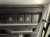 両側パワースライドドアです。両手が荷物でいっぱいの時、どちらからでもドアの開閉がラクラクです♪安全装置も付いているので、お子様の乗り降りも安心の便利機能です。
