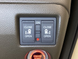 リアドアは乗り降りに便利な両側電動スライドドアです。また運転席に座っていながらスイッチ操作で自在にスライドドアを開け閉めできます。