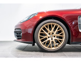 21インチ Panamera SportDesign ホイール(サテン オーラム塗装)搭載です。