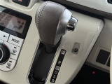 【 シフト 】シフトも操作しやすく快適なドライブを楽しんでいただけます。 //