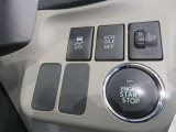 スマートキー装備車なので、キーを取り出さなくてもエンジン始動が可能です。運転席からも操作できる両側パワースライドドア付きです。