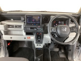 【前方視界】開放的な前方視界!運転がしやすく疲れにくいです♪窓が大きく、見通しがとっても良いおクルマですよ♪