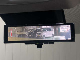 【インテリジェント ルームミラー】車両後方のカメラ映像をミラー面に映し出すので、車内の状況や、天候などに影響されずいつでもクリアな後方視界が得られます!