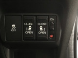 【両側パワースライドドア】両側がパワースライドドアになっており、運転席のスイッチやスマートキーでも開閉が可能です!開口部も広いので乗り降りも楽々♪