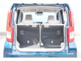 開口部が広いので大きな荷物の積み下ろしも楽にできます。後席を倒すと更に広々。