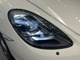 オプション設定のLEDヘッドライト/ポルシェダイナミックライトシステムプラス(PDLS Plus)【走行状況や速度に応じてロー/ハイビームを自動調整し、他車を検知すると眩しさを抑えアシストします】