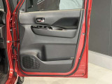 全席パワーウィンドウ付です。ドアの内側にも収納スペースやドリンクスペースがあってとっても便利。