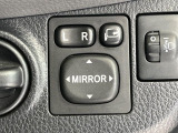 【電動格納ミラー】サイドミラーは電動格納式となっており、狭い駐車場でもキズがつくリスクを抑えられます。