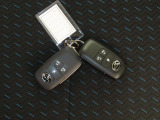 電子キーをポケットやカバンに入れているだけで、ドアの開錠・施錠が行えます。荷物を抱えていてもラクラク開閉です。エンジン始動も行えます。