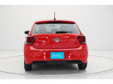 【リヤ】〔ダークティンテッドガラス〕付き。リヤのVWエンブレムは、バックカメラを内蔵しハッチバックを開け閉めする際の取っ手にもなります。