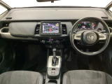 車内は光触媒抗菌消臭施工済です。スタイリッシュなデザインでスポーティなインパネ周りを演出します。グローブボックスやカップホルダーのほかにトレーなどたくさんの収納スペースが付いています。
