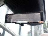 スマートルームミラーがリヤカメラで車両後方の映像ルームミラー表示しをクリアな後方視界を確保してくれます。
