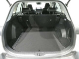 大きく開くラゲッジスペースです 左右独立でリアシートが倒れるので長尺の荷物も積むことが可能です アレンジ次第で有効活用が可能です