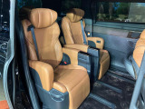 後部座席も気になるようなキズ・汚れやへたり等、大きなダメージはなく、良好な状態です。
