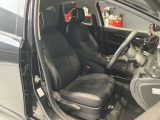 レザーシートの運転席、助手席です。座面も広くゆったりと座れてアームレストも付いているので重宝します。