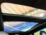 【パノラマルーフ】大型のガラスルーフ搭載で車内の解放感が一気にアップ!開放的なドライブをお楽しみいただけます。