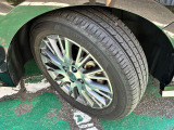 タイヤサイズは185/60R16です。日産純正アルミ装着車♪