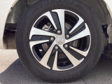 純正アルミホイールです。足元が引き立つので、車全体のイメージがアップしますよ!