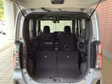 シ-トは独立可倒式、色々な荷物が積載できます。