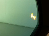 &rdquo;隣の車線を走る車両をレーダーで検知し、ドアミラーでは確認しにくい後側方エリアに存在する車両に加えて、急接近してくる車両も検知します。車両を検知するとドアミラーに搭載されたLEDインジケーターが点灯
