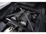 自然吸気5.2L V10エンジンを搭載。出力640psを発揮し、NAならではの鋭いレスポンスと高回転域の官能的なサウンドが魅力的です。0-100km/h加速は約3.2秒、テクニカは走りを楽しむためのピュアな設定です。
