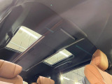 【サンルーフ】ボタンひとつで開閉可能!開放感たっぷりのサンルーフが装着されています!車内に明かりを取り入れたり景色を楽しむ以外にも、よどみがちな車内の空気も簡単に換気できて快適です!