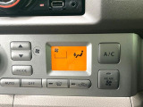 【オートエアコン】一度お好みの温度に設定すれば、車内の温度を検知し風量や温度を自動で調整。暑い&hellip;寒い&hellip;と何度もスイッチ操作をする必要はありません。快適な車内空間には必須の機能ですね♪