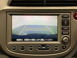 バックでの車庫入れも安心です! リアカメラが付いているバックモニター付のナビを装備しております。操作線もついており距離感も画面から確認できます。