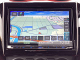 純正8インチナビを搭載しております。大画面で視認性が良いので扱いやすいです。