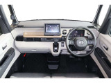 操作性に優れた運転席となります!小物入れや各ボタンの配置にこだわり、使いやすいです!座り心地もよく視認性も良好なのでロングドライブもお任せ下さい!