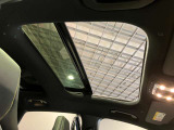 パノラミックルーフで明るい車内と開放感あるドライブをお楽しみいただけます。