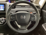 ハンドルにHondaセンシング系のクルーズコントロールやレーンキープアシストなどのスイッチと、オーディオの操作スイッチが装備されています。ハンドルから手を離さず安全に操作できます。