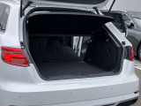 開口部が低く設定されているので、荷物の積み下ろしがスムーズに行えます。更に分割可倒式リアシートの採用でシートのバックレストを倒すと、大きく長い荷物も積み込めます。