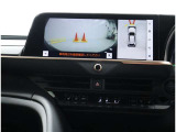 パノラミックビューモニター装備!トップビュー&フロントビュー・車両に取り付けたフロント、サイド、バックカメラの映像を合成して画面上に表示させることで、低速時の運転を補助する装置です。