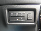 こちらのお車には先進安全装備が多数搭載されています。衝突被害を回避あるいは軽減するためのブレーキや、後方死角からの接近警報、車線逸脱を防止する警報装置など、詳しくはスタッフまでお尋ねください。