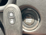 【キーレススタートシステム】カバンやポケットに入れたままでもドアの施錠・解錠が可能なスマートキーを装備。エンジンのオン・オフ時もカギを取り出す必要が無いからとっても便利です♪