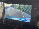【バックカメラ】駐車時に後方がリアルタイム映像で確認できます。大型商業施設や立体駐車場での駐車時や、夜間のバック時に大活躍!運転スキルに関わらず、今や必須となった装備のひとつです!