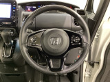 ハンドルにHondaセンシング系のクルーズコントロールやレーンキープアシストなどのスイッチと、オーディオの操作スイッチが装備されています。ハンドルから手を離さず安全に操作できます。
