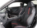 ゆったり座れて、長時間の運転も疲れにくいフロントシート!ホールド性も良く運転に集中できるシートです!!