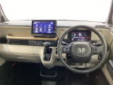 車内は光触媒抗菌消臭施工済です。スタイリッシュなデザインで暖かみのあるインパネ周りを演出します。グローブボックスやカップホルダーのほかにトレーなどたくさんの収納スペースが装備されています。