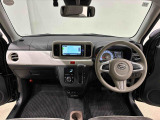 ひとつひとつのパーツを大きく、すっきりシンプルに!見易い計器類と運転し易いドライビングポジションは、視角も少なく、スクェアなボディで前方&左右の見切りが良く運転し易いクルマです