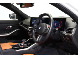 フロント・シート・ヒーティング(運転性&助手席): 寒い季節には、シート座面やバックレストの中心部を素早く快適な温度に温めます。3段階制御式。