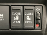 【両側パワースライドドア】両側がパワースライドドアになっており、運転席のスイッチやスマートキーでも開閉が可能です!開口部も広いので乗り降りも楽々♪