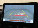 後方の見える安心をお届けするバックガイドモニター付:バックするときのアシストラインもあって楽々バック!車庫入れや縦列駐車をサポートし、苦手な駐車も安心です!今やもう手放せない装備ですネ♪