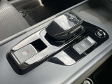 操作がしやすいシフトレバーです。サイドブレーキは電子式です