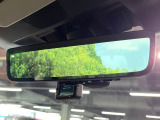 【スマートリヤビューミラー】後席の大きな荷物や同乗者で後方が確認しづらい時でも安心!カメラが撮影した車両後方の映像をルームミラー内に表示。クリアな視界で状況の確認が可能です!