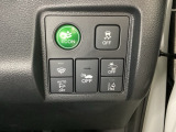 Hondaセンシング用の、VSA(ABS+TCS+横滑り抑制)解除と路外逸脱抑制機能のオンオフスイッチなどはハンドルの右側に装備しています。燃費に役立つECONボタンもここです。