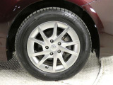 【純正アルミホイール】・・・純正アルミホイールでタイヤの山もしっかり残っております!ユーカー選びのポイントのひとつです。