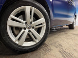 ●純正17インチアルミホイール:輸入車ならではの卓越した走りを支えるホイールと足回りです!日本車の走りに慣れている方にもぜひ体感して頂きたいほど、高いレベルでまとまっています!